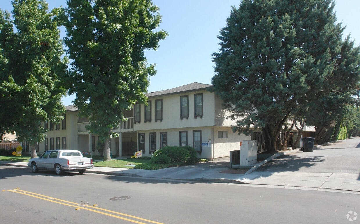 Building Photo - Sara-Vale Apartments