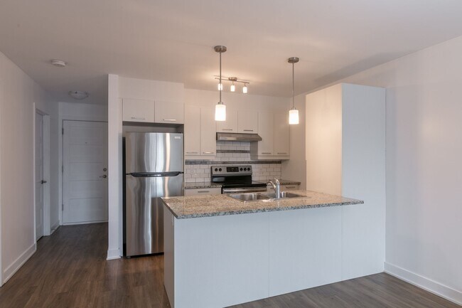 1800 Rue Victoria Unit 303 — photo 1