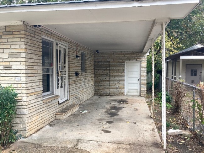 Building Photo - For Rent- 2 Bedroom, 1.5 Bath!
