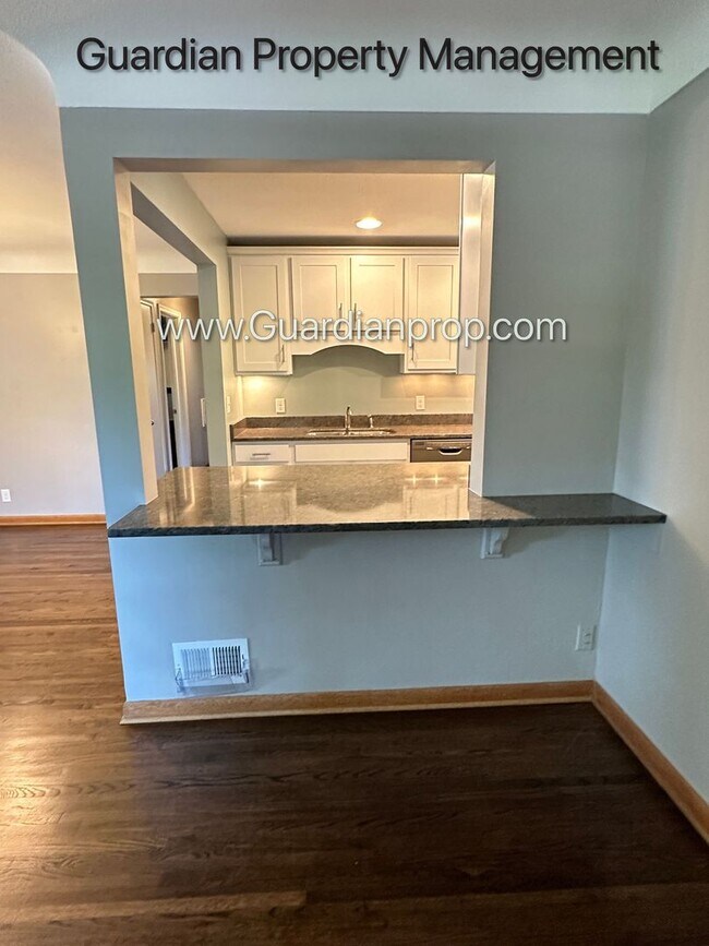 Foto del edificio - Linden Hills Main Upper Level  Duplex, Fenced Yard, 1 Car Garage, Dishwasher, Storage, Laundry