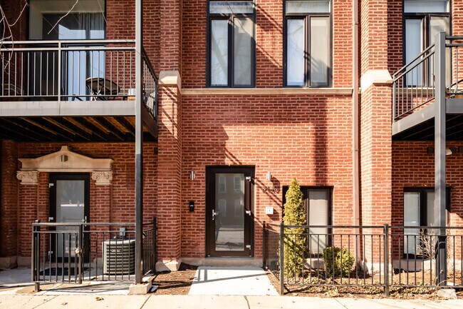 Entrada - 2900 W Shakespeare Ave