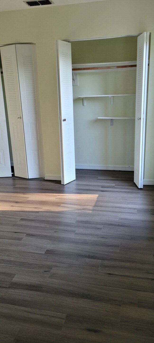 Large closets - 5622 Foxlake Dr