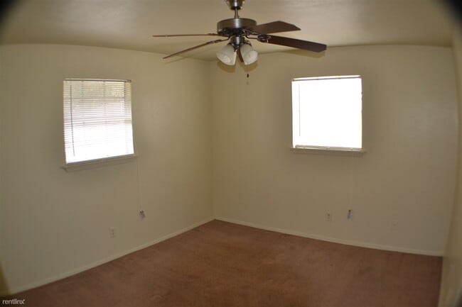Building Photo - 2 br, 1 bath 4plex - 2408 Jaguar Dr D