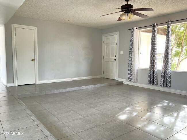 Building Photo - 4042 W Poinsettia Dr