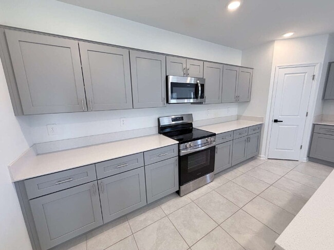 Building Photo - Available for Rent 5 spacious bedrooms and 2.5 bathrooms