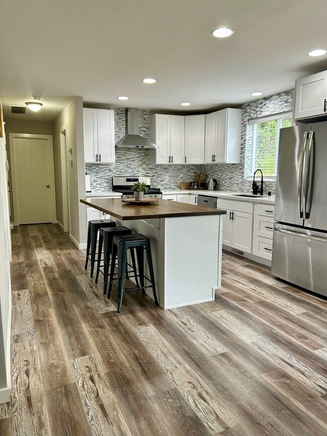 Building Photo - Beautiful Remodeled Home Kent!