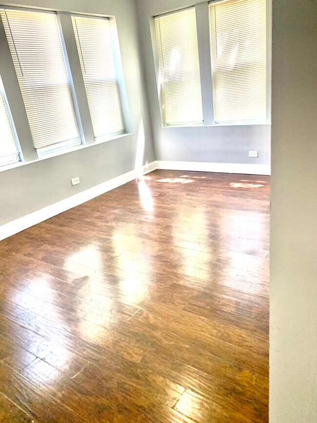 Building Photo - 8415 S Ingleside Ave