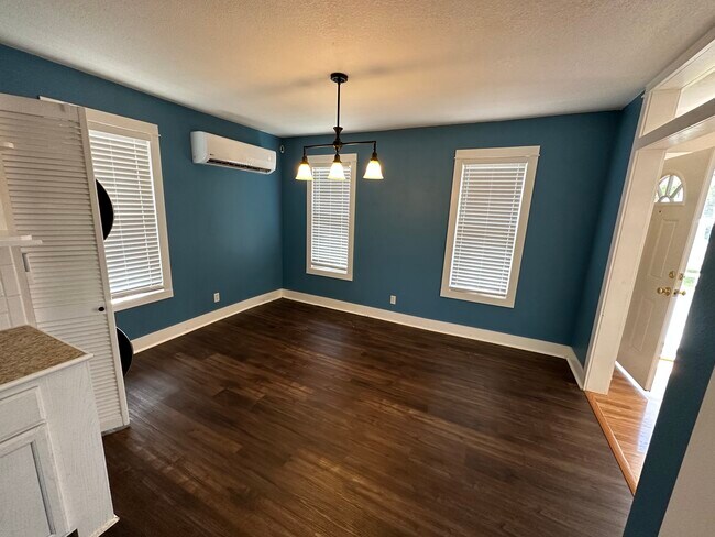 Comedor - 215 N 7th St
