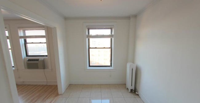 Building Photo - 2760 N Pine Grove Ave