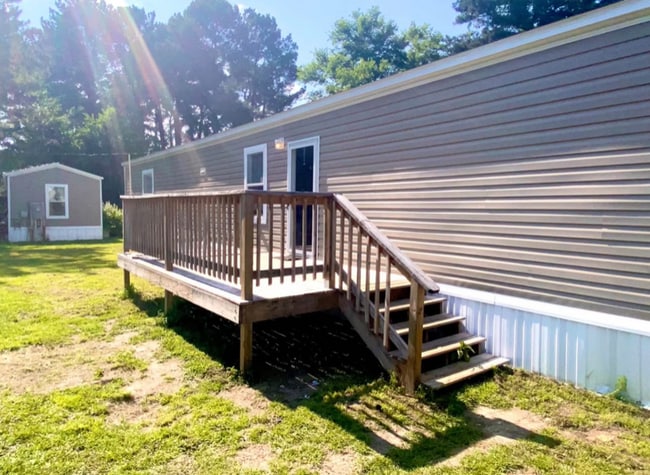 Building Photo - 104 Persimmon Dr