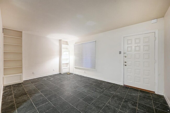 Building Photo - 505 W 7th St