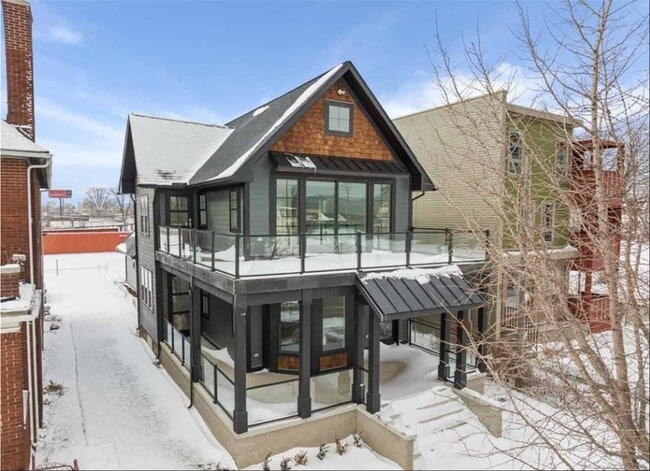 Building Photo - Welcome to this charming 3 bedroom, 3 bath...