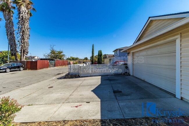 Building Photo - 1366 Matthew Dr