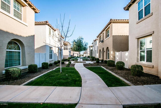 Foto del edificio - This home has everything that you are looking for!