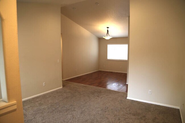 Foto del edificio - Single Level 4 bed 2 bath home