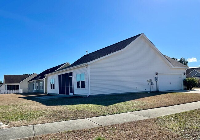 Building Photo - 3/2 with a great layout and new flooring o...