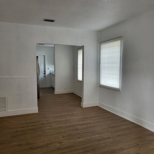 Building Photo - 210 SW 30th Ave