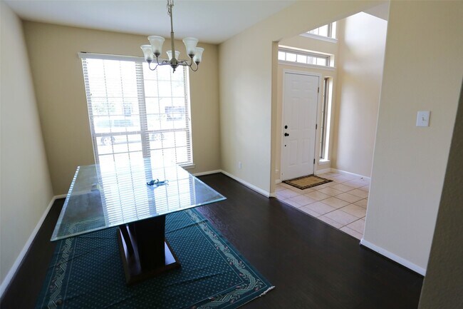 Foto del edificio - 3327 Summerwood Ln