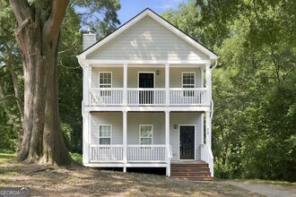 Building Photo - 818 Woods Dr NW