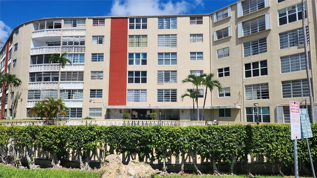 Foto del edificio - 1475 NE 125th Terrace