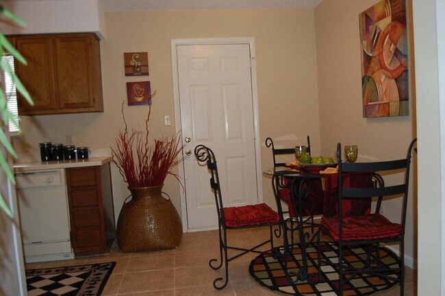 Building Photo - "Charming 2-Bedroom Apartment Retreat in M...