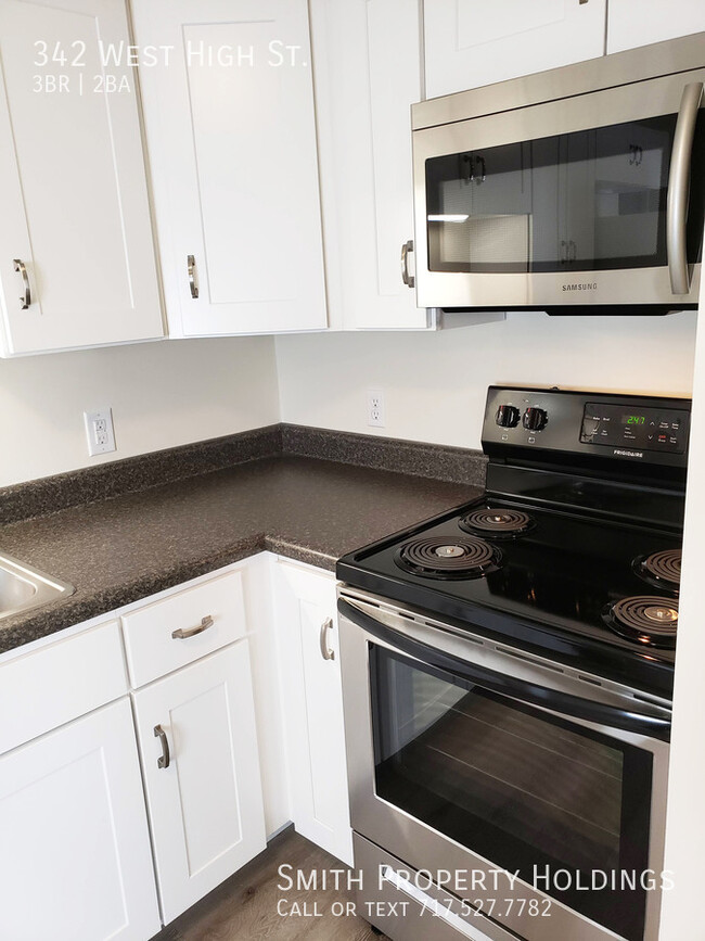 Building Photo - 342 West High St. 3 Bed 1.5 Bath Townhome