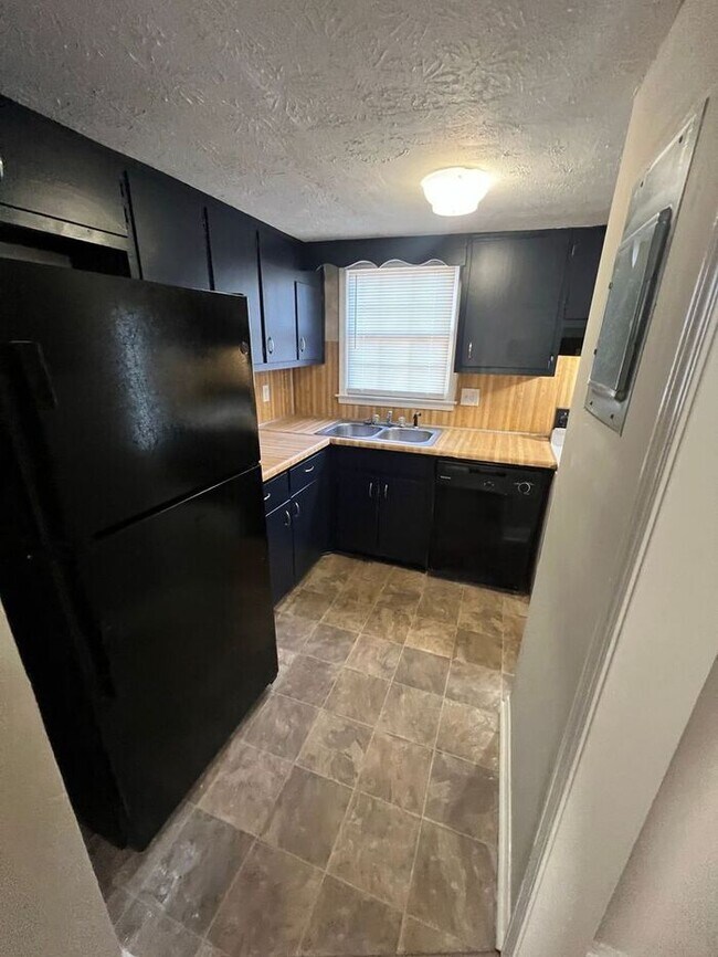 Building Photo - Ready to view now finally a 2 bedroom 2.5 ...