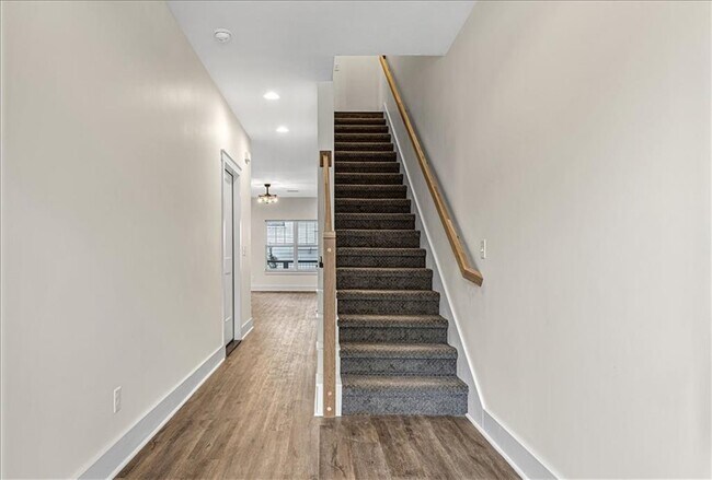 Foto del edificio - 215 E Center St