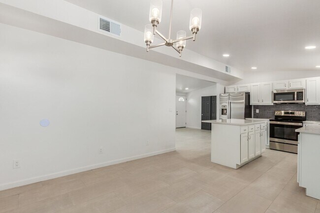 Foto del edificio - 2110 N Highland Ave