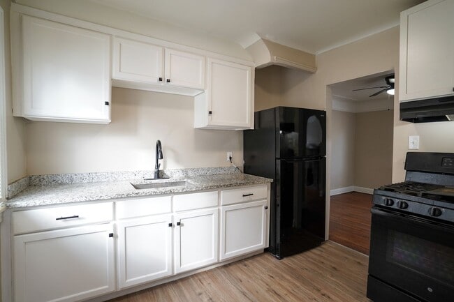 Foto del edificio - This beautifully updated 3-bedroom, 1-bath...