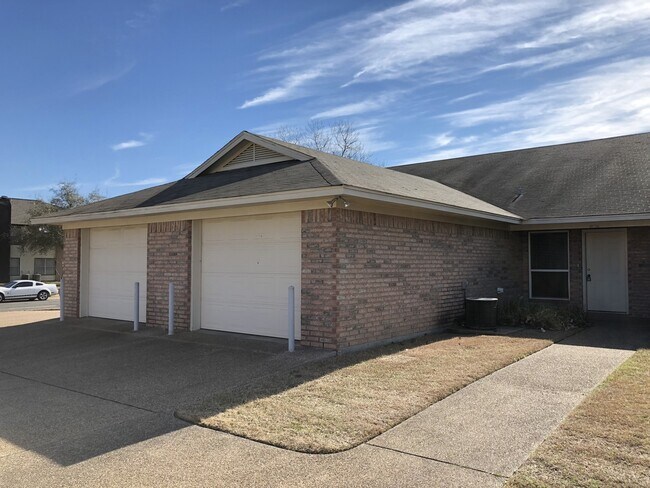 Building Photo - Duplex *LEASING SPECIAL AVAILABLE*