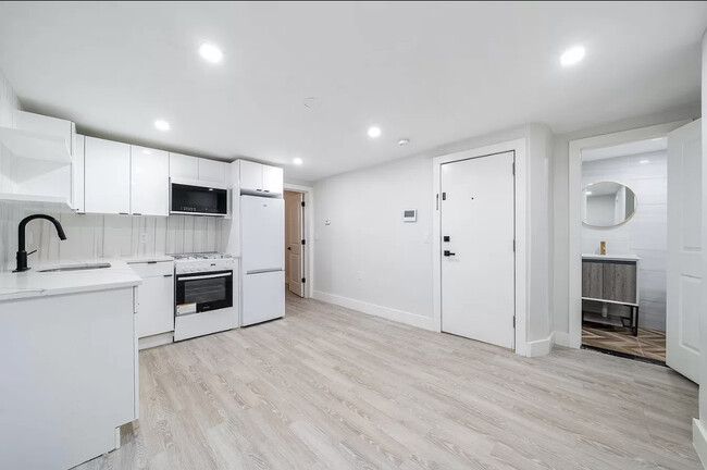 Building Photo - 28 Dales Ave