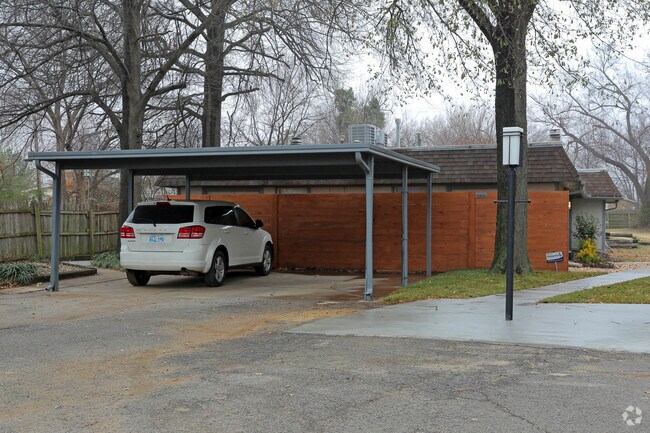 Foto del edificio - 5301-5305 E 32nd Pl