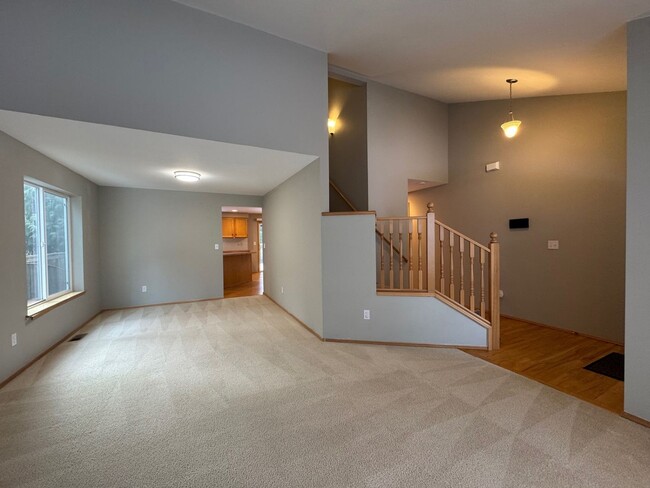 Foto del edificio - Quiet 4 bed, 2.5 bath home in Maplewood on...