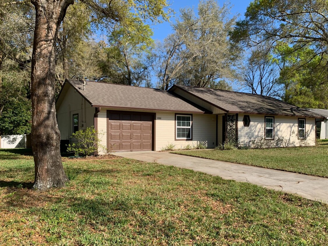 Primary Photo - Open Floorplan in Quiet Neighborhood