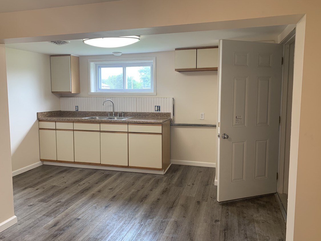 Entrance & kitchen. - 5270 Harris Hill Rd