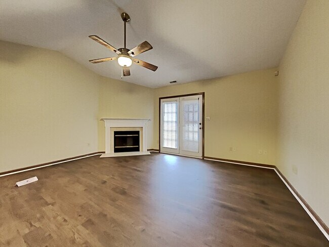 Building Photo - Large 3 bed 2 bath in Indy!