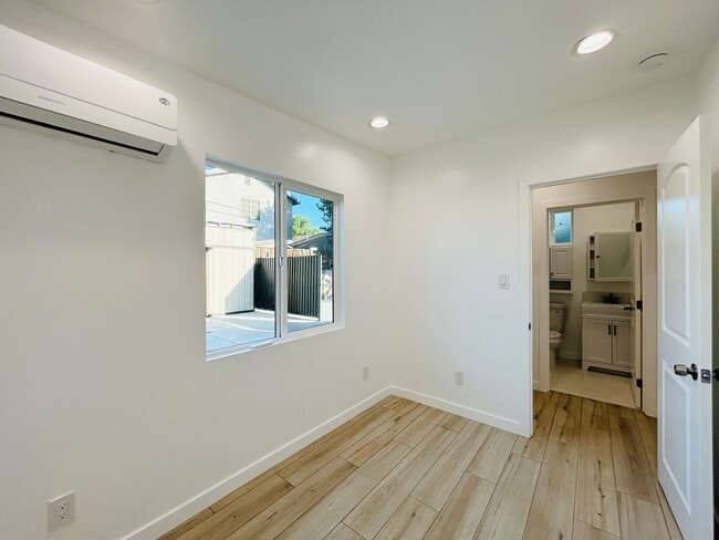 Foto del edificio - 7358 Balcom Ave