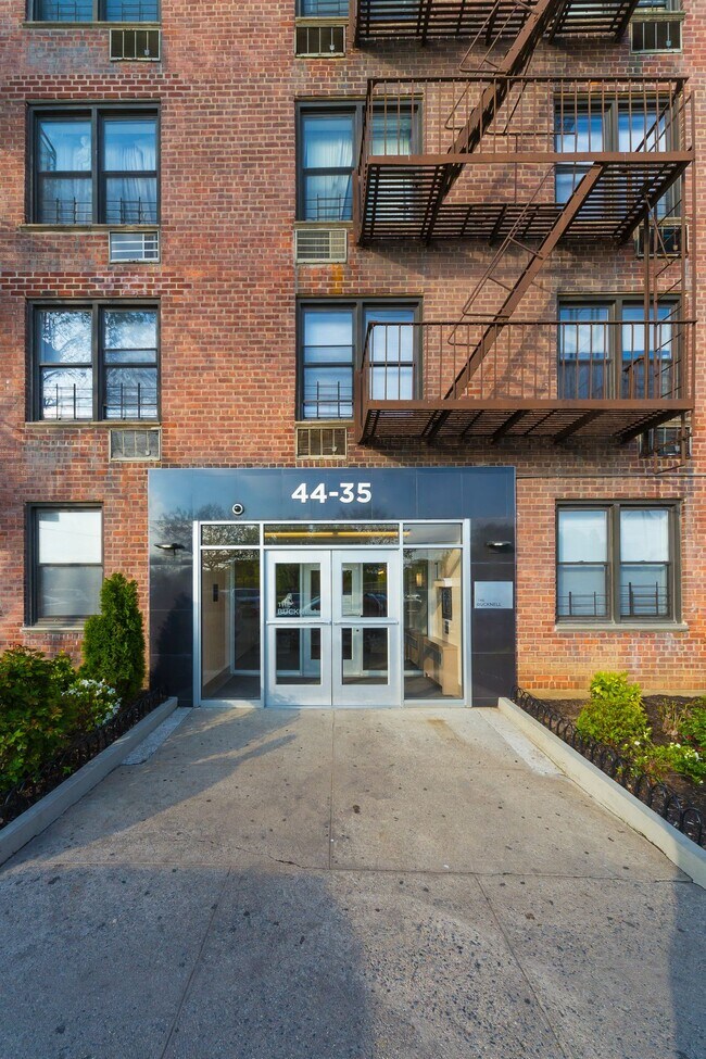 Foto del edificio - 44-35 Colden St