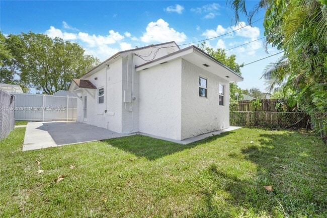 Building Photo - 2512 SW 14th St