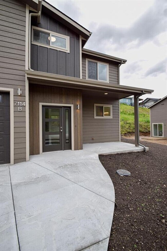 Foto del edificio - New South Hills Duplex Stunner!