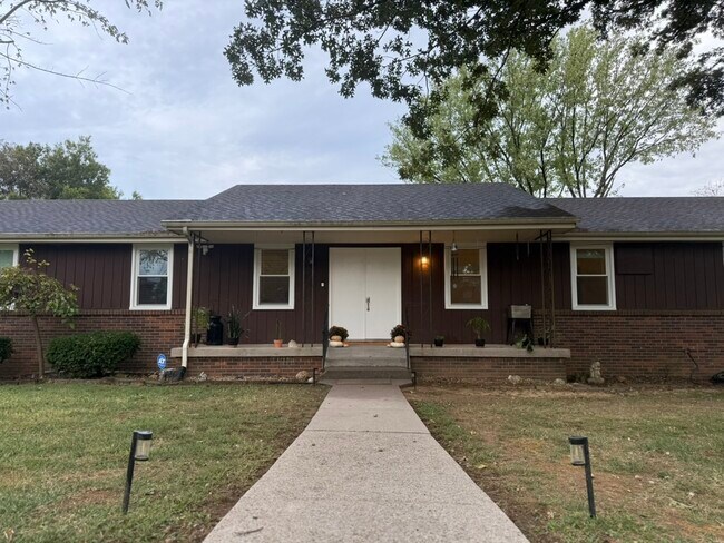 Foto del edificio - 214 Rosehill Dr