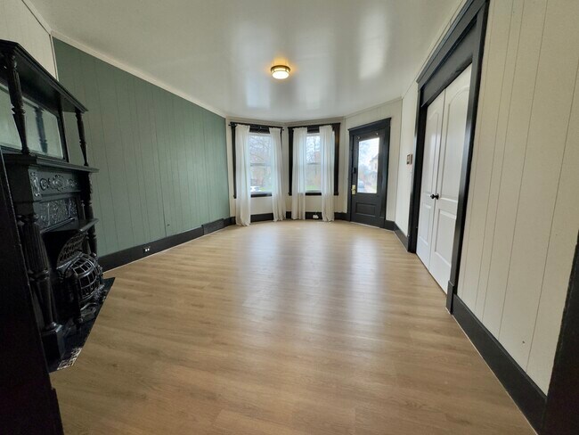 Foto del edificio - 1851 W 58th St