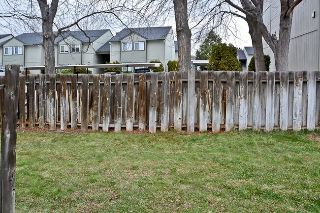 Foto del edificio - 2 bedroom 1.5 bath with a carport & backyard