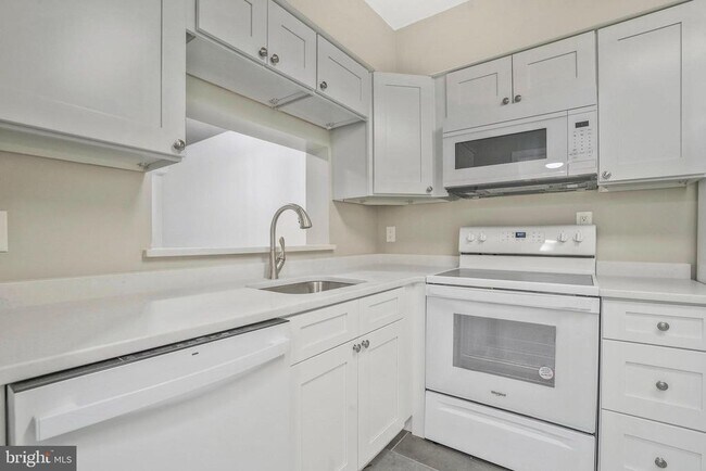 Foto del edificio - 1805 Crystal Dr