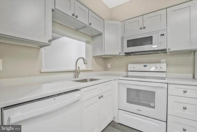 Building Photo - 1805 Crystal Dr