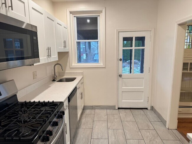 Foto del edificio - Great Morningside Row House with Front Porch!