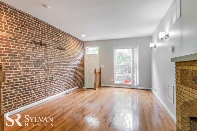 Building Photo - This beautiful 3 BR 2 BA home is perfect f...