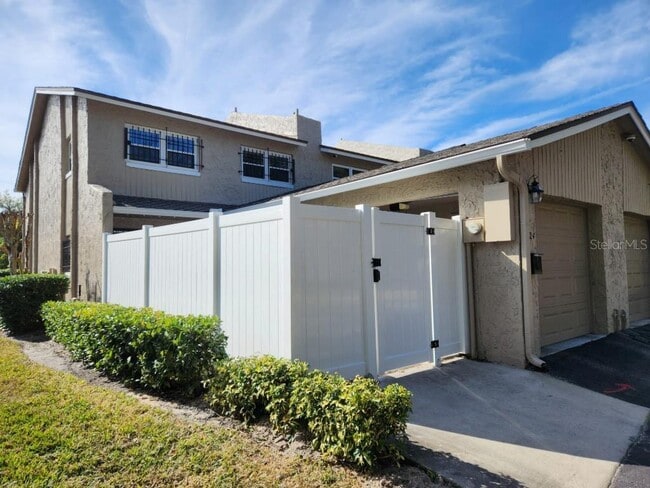 Building Photo - 824 Town Cir