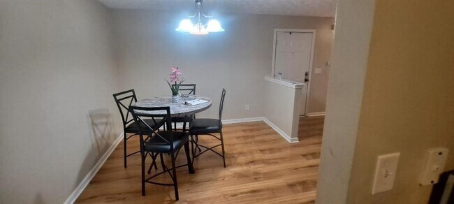 Building Photo - 8304 Fairington Ridge Cir